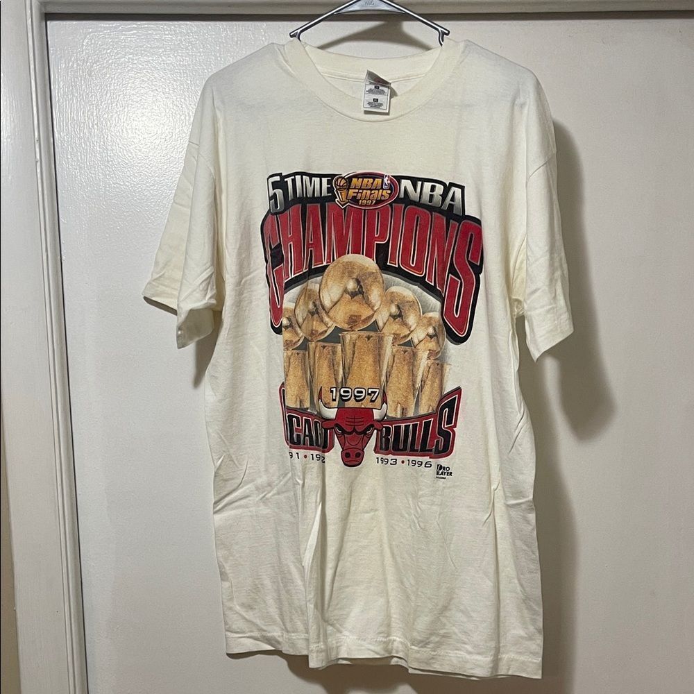 Vintage 1997 Chicago Bulls five-time NBA championship shirt xl